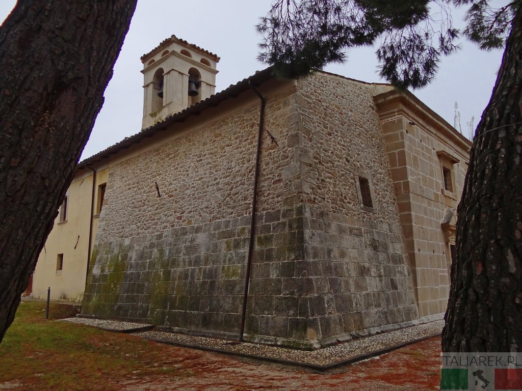 Abruzja - kościółek w górach