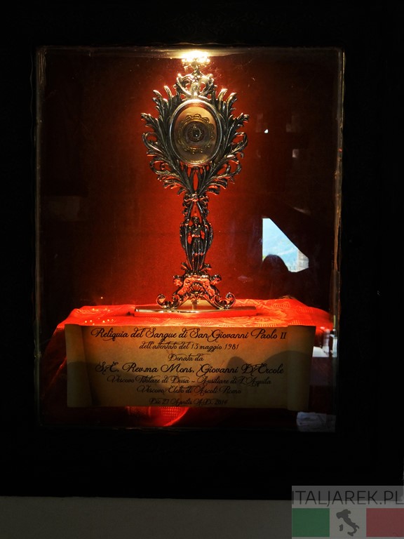 Relikwiarz z krwią św. Jana Pawła II