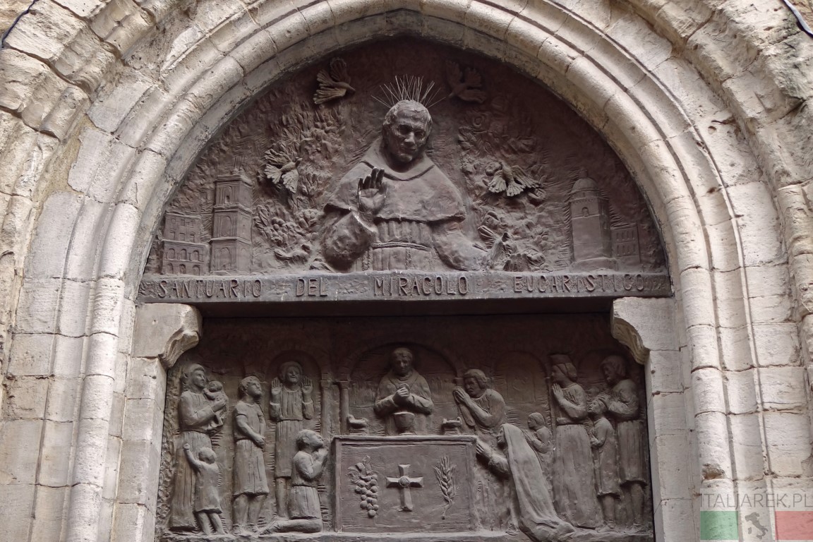 Lanciano - wejście do sanktuarium. Cud eucharystyczny
