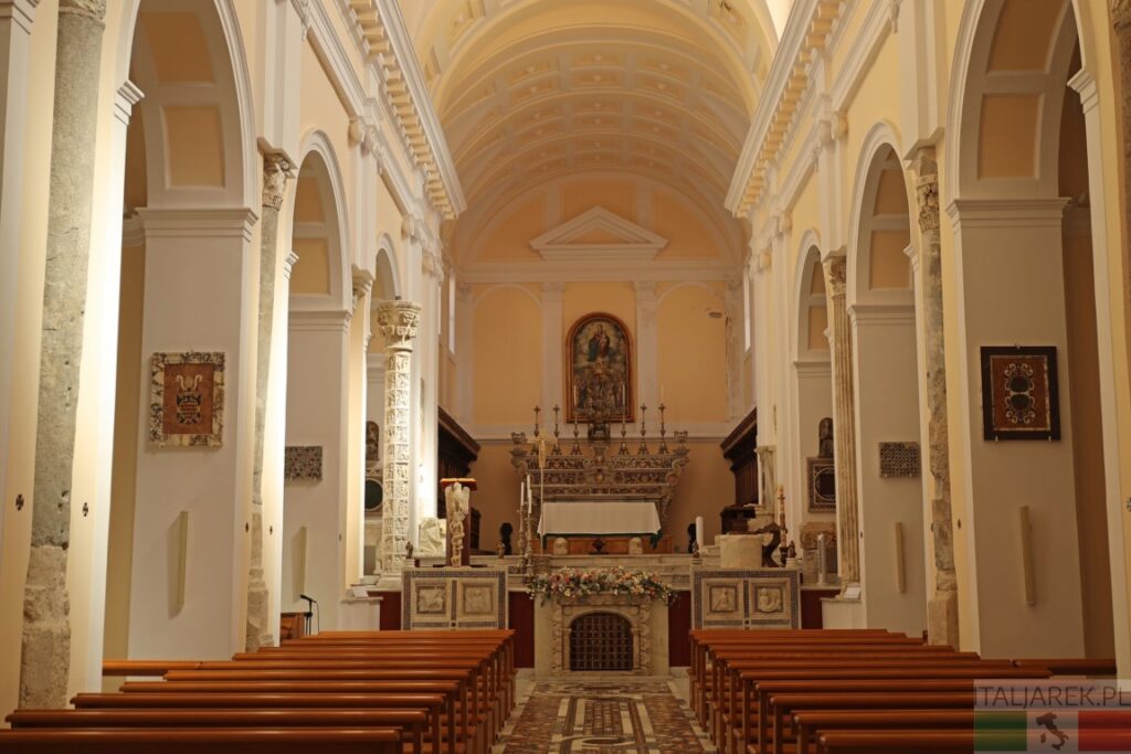 Gaeta - widok na tylną ścianę (absydę) katedry, gdzie był przechowywany sztandar spod Lepanto.