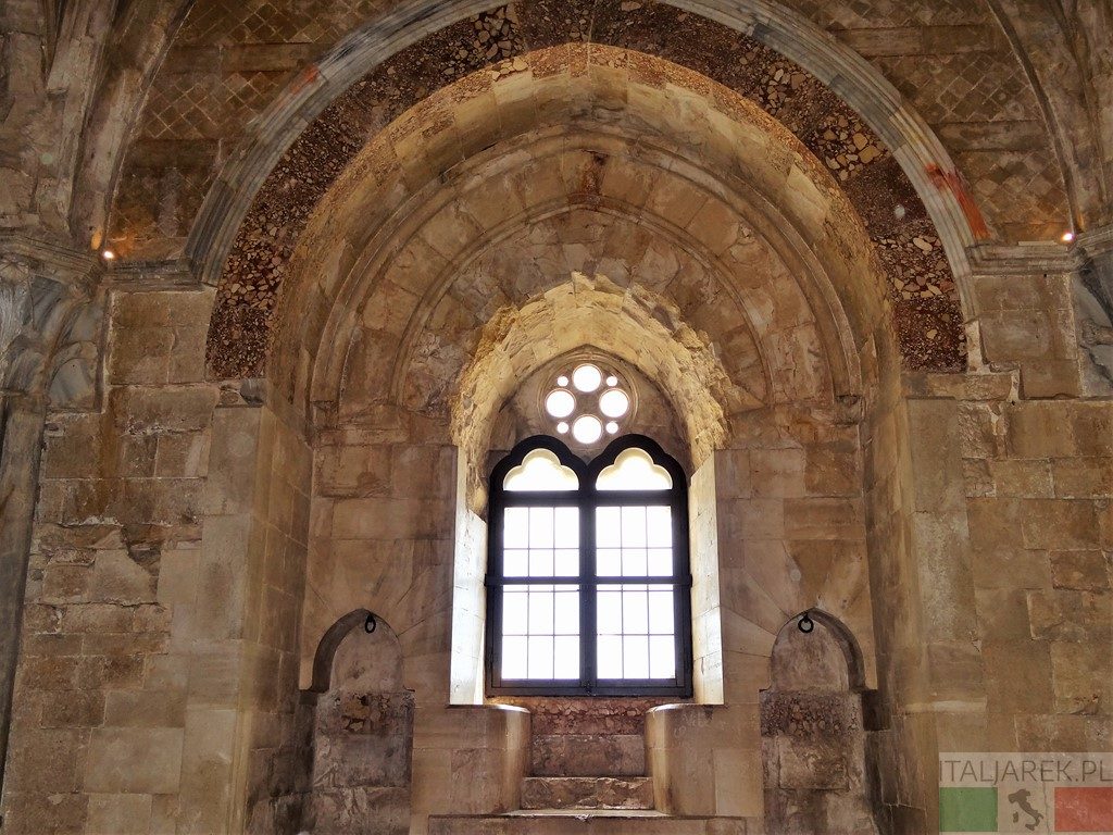 Gotyckie okno – Castel del Monte