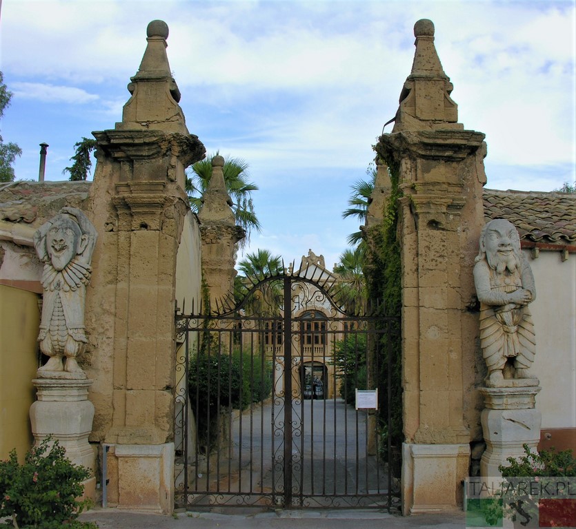 Villa Palagonia - brama wejściowa