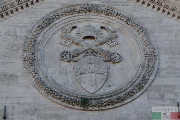 Pienza, herb papieski na frontonie katedry