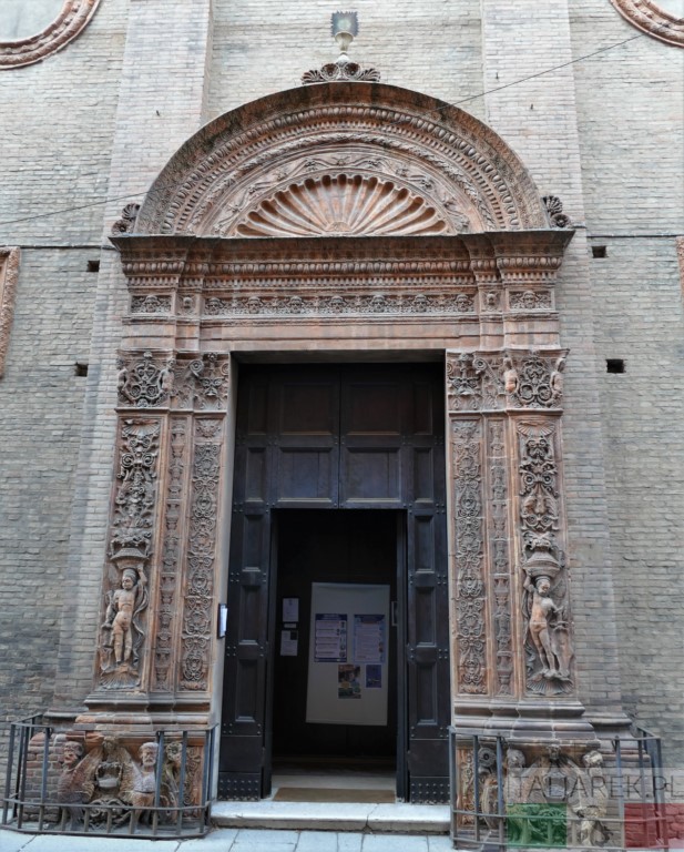 Wejście do kościoła Bożego Ciała. Bolonia