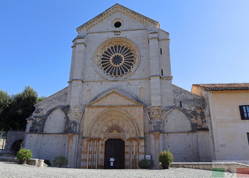 Abbazia Santa Maria di Fossanowa - fasada kościoła