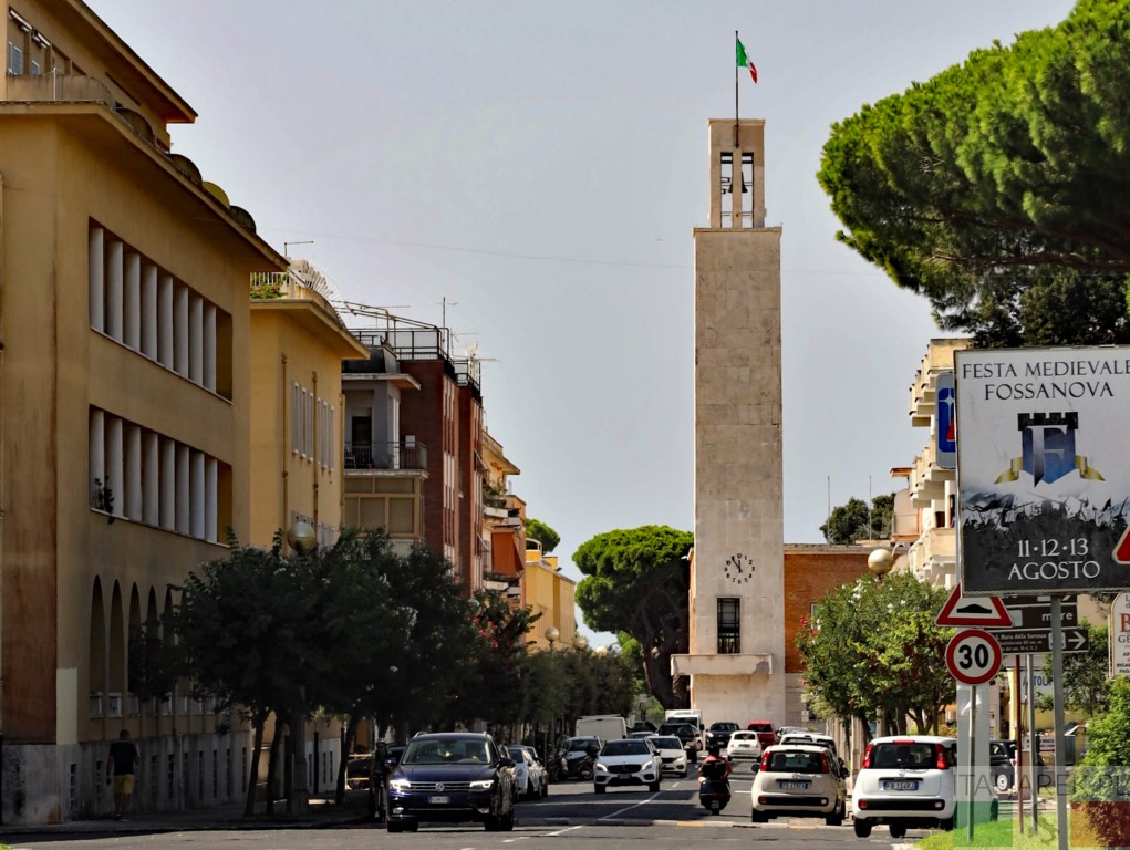 Sabaudia. Widok na wieżę Dantego przy Palazzo Comunale.