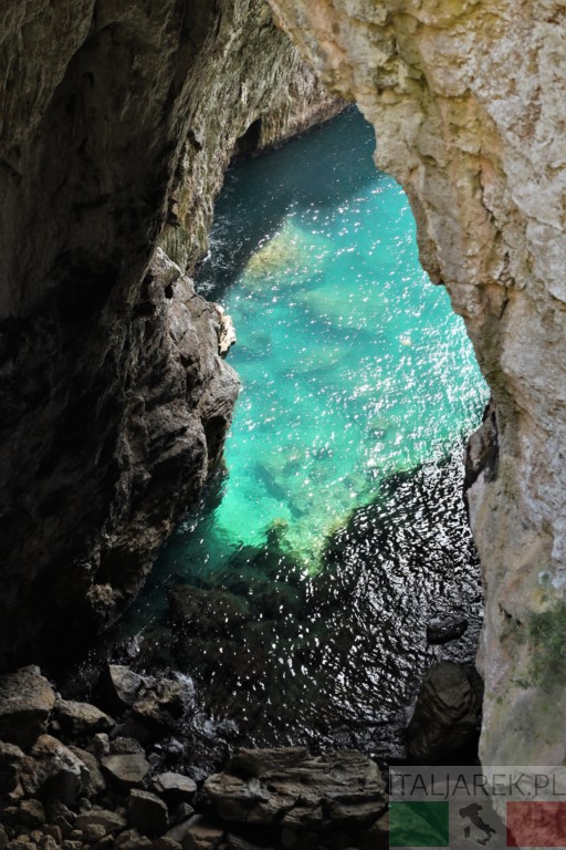 Grota Turka - Grotta del Turco i szmaragdowa woda w grocie