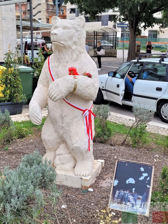 Pomnik niedźwiedzia Wojtka, Piazza XIV Febbraio, Cassino