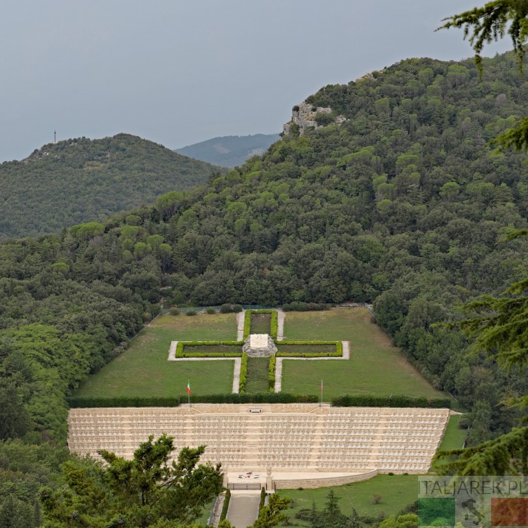 Polski Cmentarz Wojenny na Monte Cassino. Na wzgórzu po lewej widoczny jest krzyż - pomnik 5 Kresowej Dywizji Piechoty