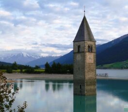 Jezioro Resia - dzwonnica kościoła