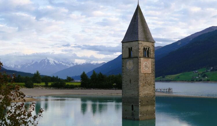 Jezioro Resia - dzwonnica kościoła