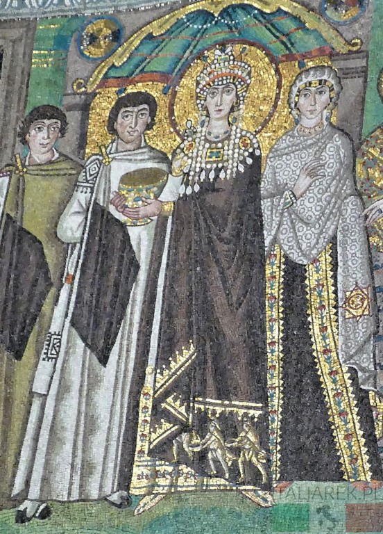Mozaika: Cesarzowa Teodora  w płaszczu z wizerunkiem Trzech Króli niosących dary, Rawenna, bazylika San Vitale