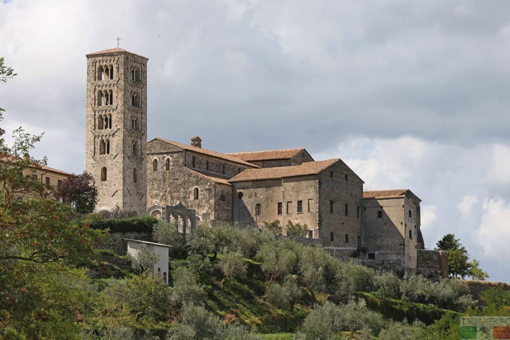 Anagni - widok na wzgórze z katedrą, pod którą można oglądać "Kaplicę Sykstyńską średniowiecza"