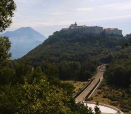 Przewodnik Monte Cassino i okolice. Na zdjęciu: Opactwo na Monte Cassino.