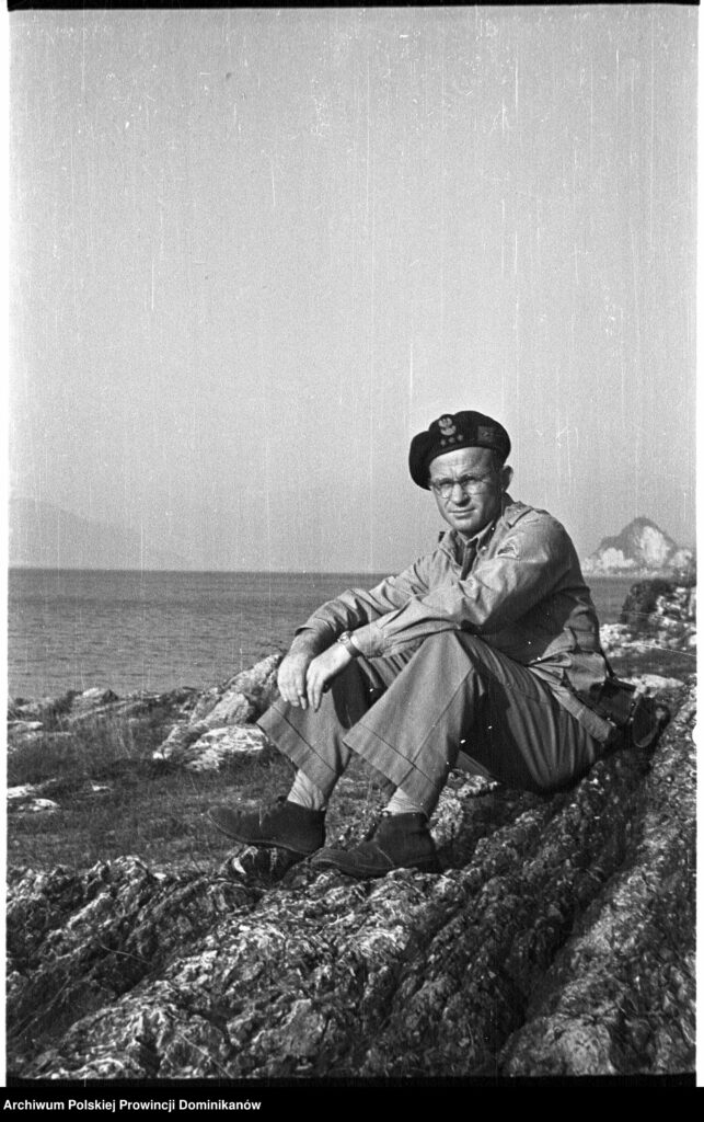 Włochy, plaża nad jeziorem Maggiore, na północ od Laveno. Ojciec Adam Studziński OP. W oddali po prawej skała Rocca di Caldé. (IX/X 1945; we Wspomnieniach podana jest data 1946).