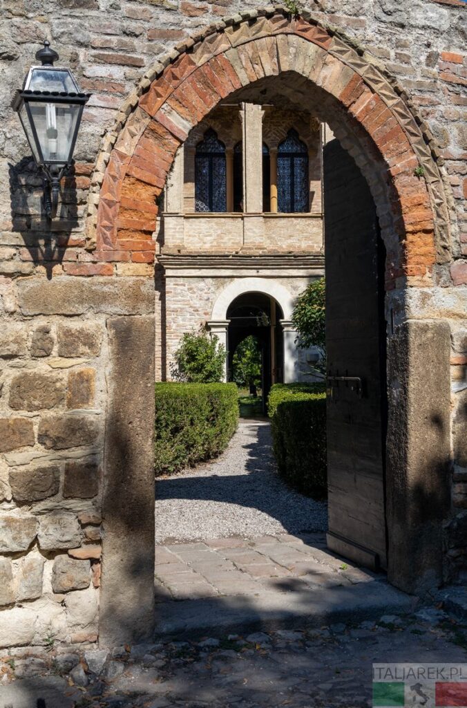 Dom Petrarki - brama wejściowa