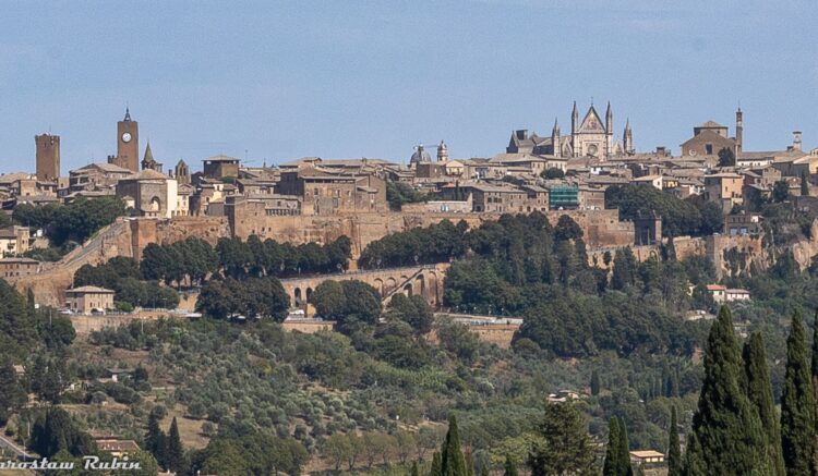 Widok na Orvieto z Terrazza Farnese di Orviero