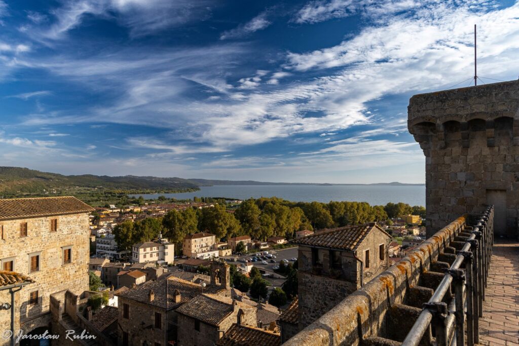 Widok na miasteczko i jezioro Bolsena