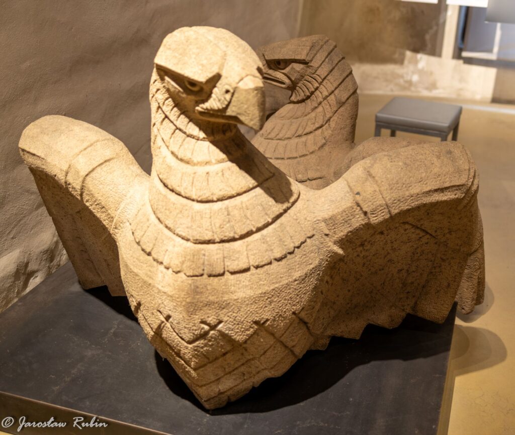 Orzeł zdemontowany z pobliskiego mopstu