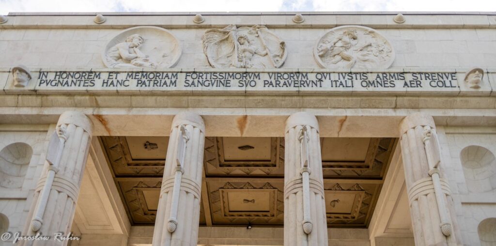 Medaliony na Pomniku