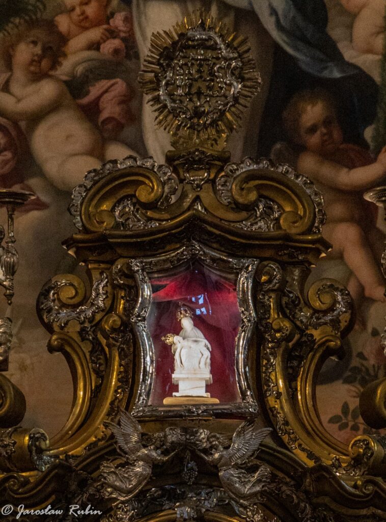 Kopia cudownej figurki w ołtarzu głownym Santuario della Madonna di Pietralba