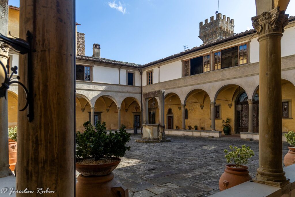 Badia a Passignano, krużganki i studnia