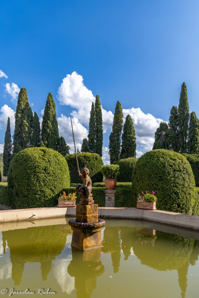 Fontanna w ogrodzie. Badia a Passignano