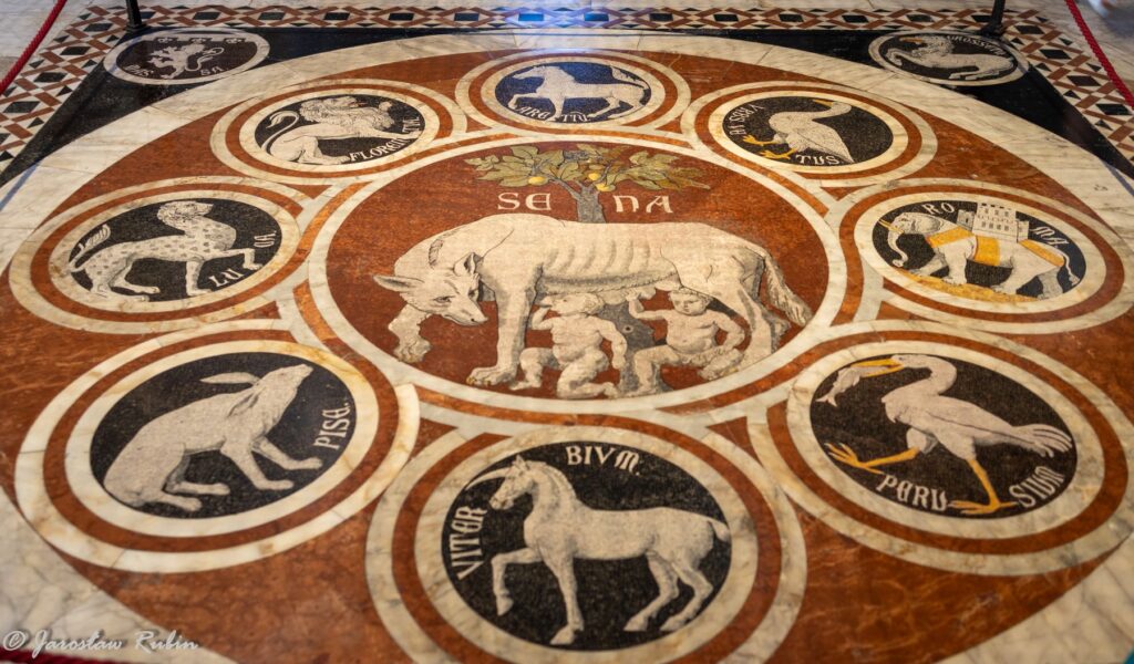 Katedra w Sienie - posadzka, wilczyca karmiąca