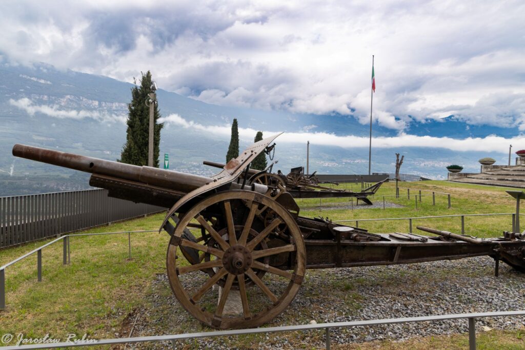 Plac przed Sacrario Militare di Castel Dante w Rovereto