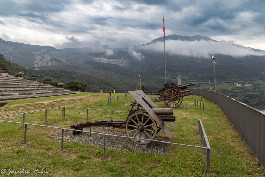 Plac przed Sacrario Militare di Castel Dante w Rovereto