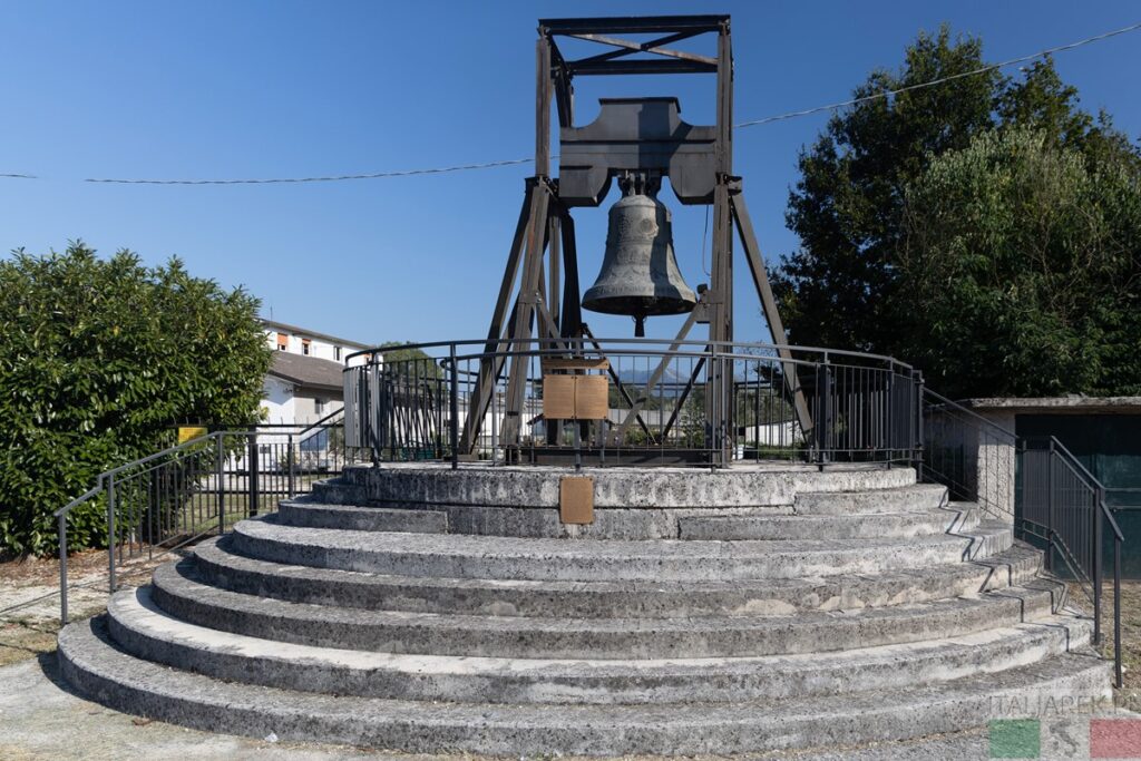 Dzwon Pokoju nad Gari