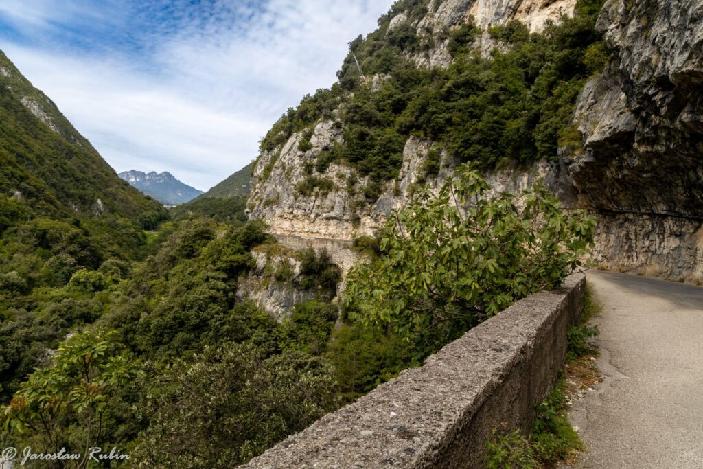 Powyżej Ponale Alto Belvedere krajobraz się zmienia