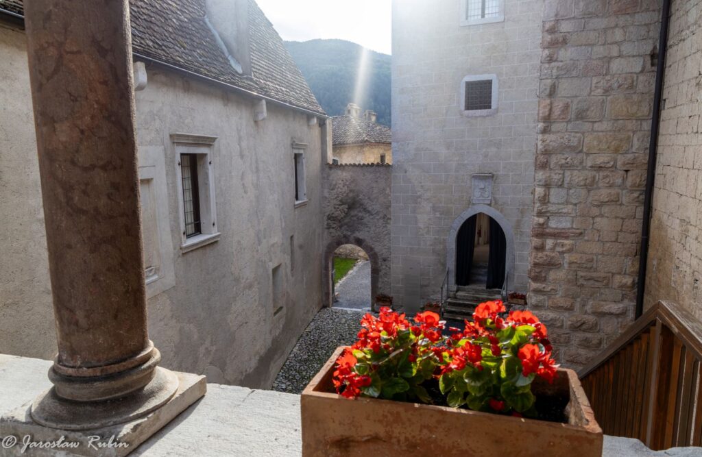 Widok na Castel Stenico z loggii