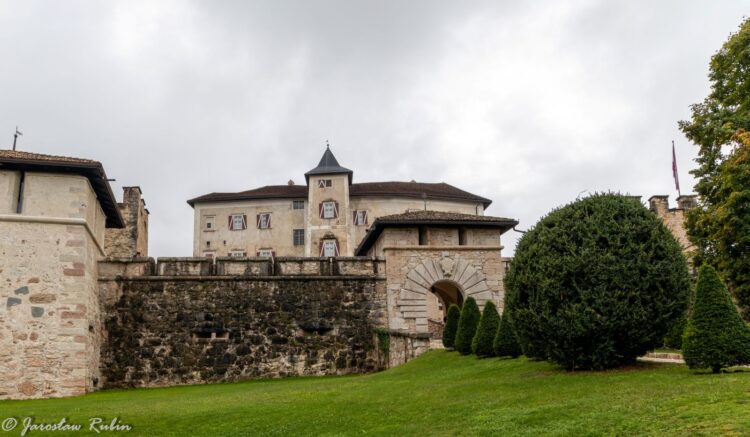 Syrena z Castel Thun. Zwiedzanie zamku w Val di Non