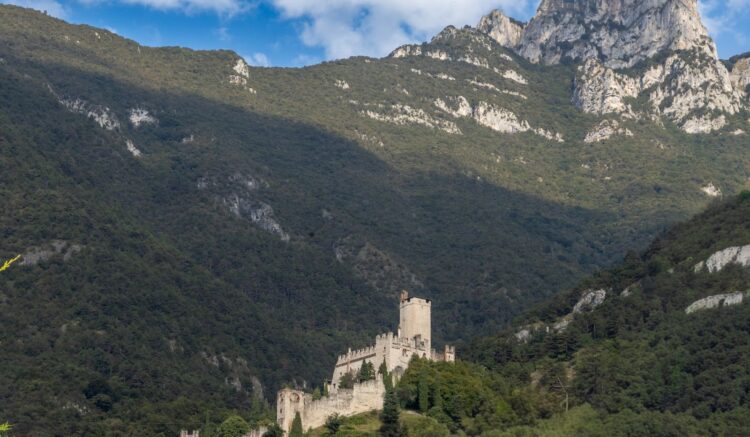 Castello di Avio – średniowieczna warownia nad doliną Adygi