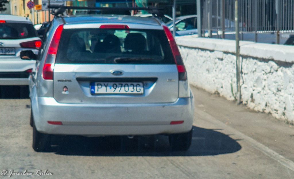 Neapol - "rodak" z nalepką Maradony na swoim samochodzie.