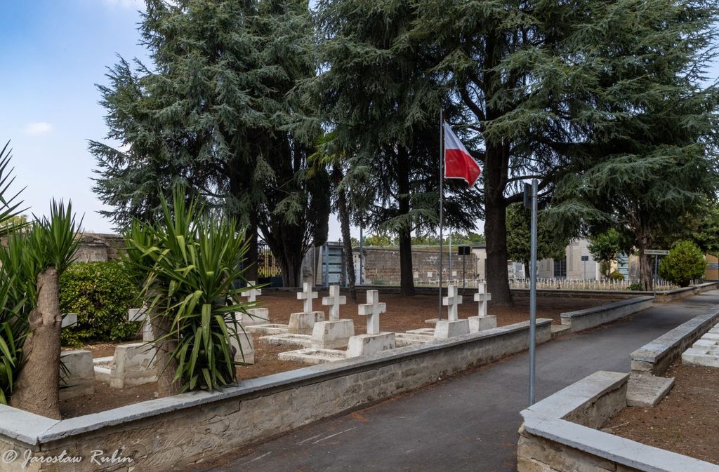 Groby polskich żołnierzy w Santa Maria Capua Vetere.